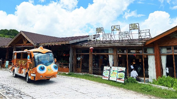 獨(dú)特的風(fēng)景線，來“青羅灣”乘坐瑪西爾小丑魚造型車