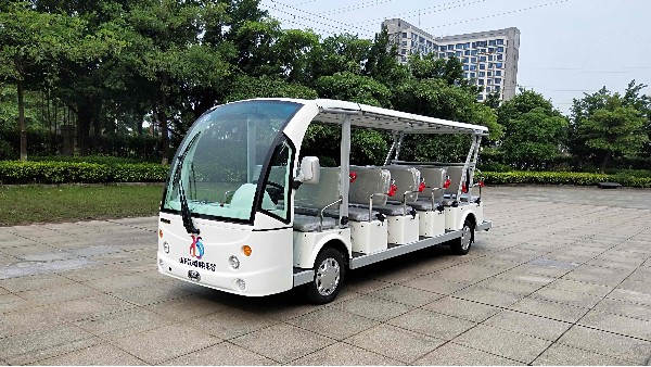 電動(dòng)觀光車(chē)成為大學(xué)校園風(fēng)景線