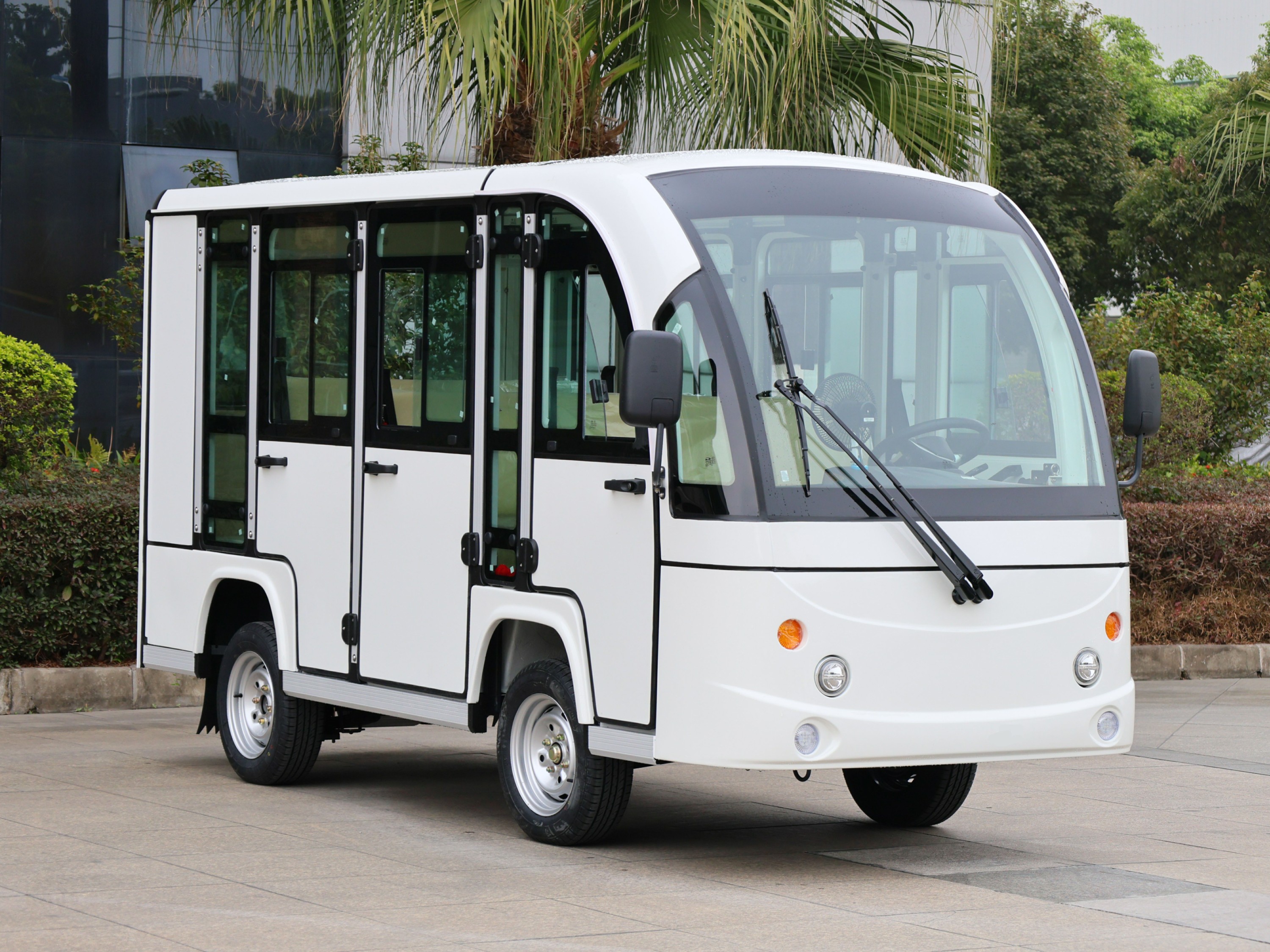 八座封閉電動(dòng)觀光車(chē)
