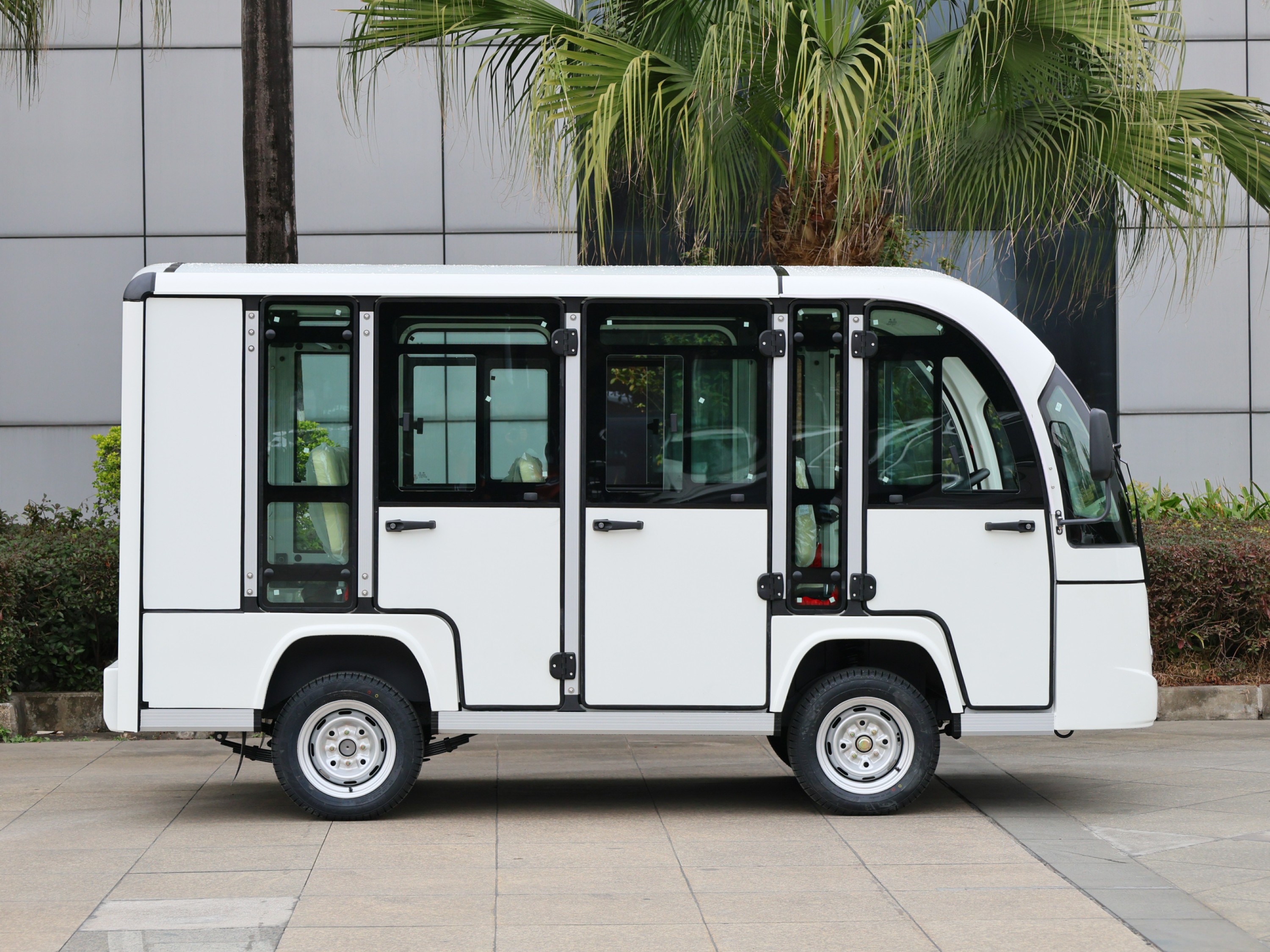 八座封閉電動觀光車