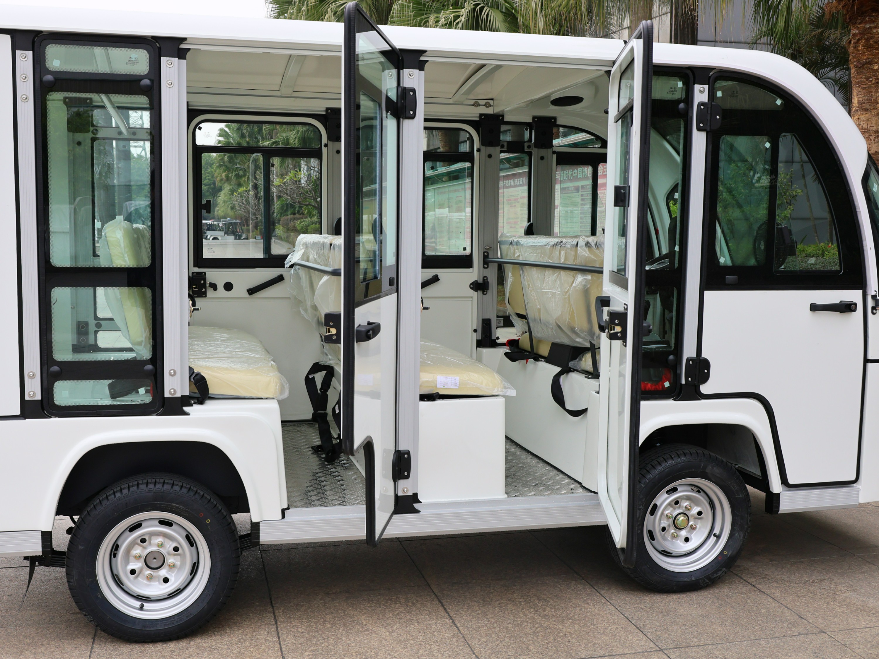 八座封閉電動觀光車