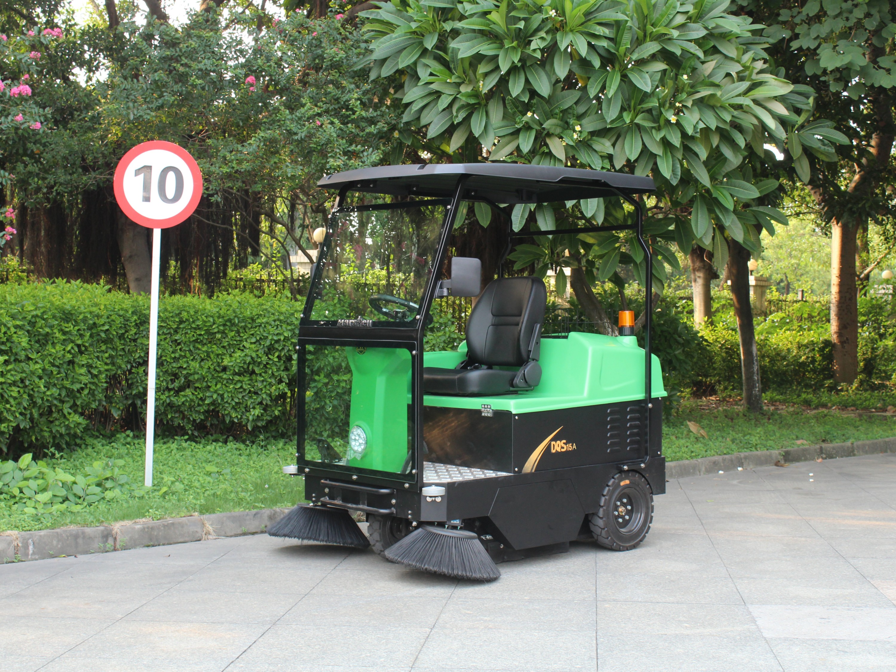 駕駛式掃地車DQS15A