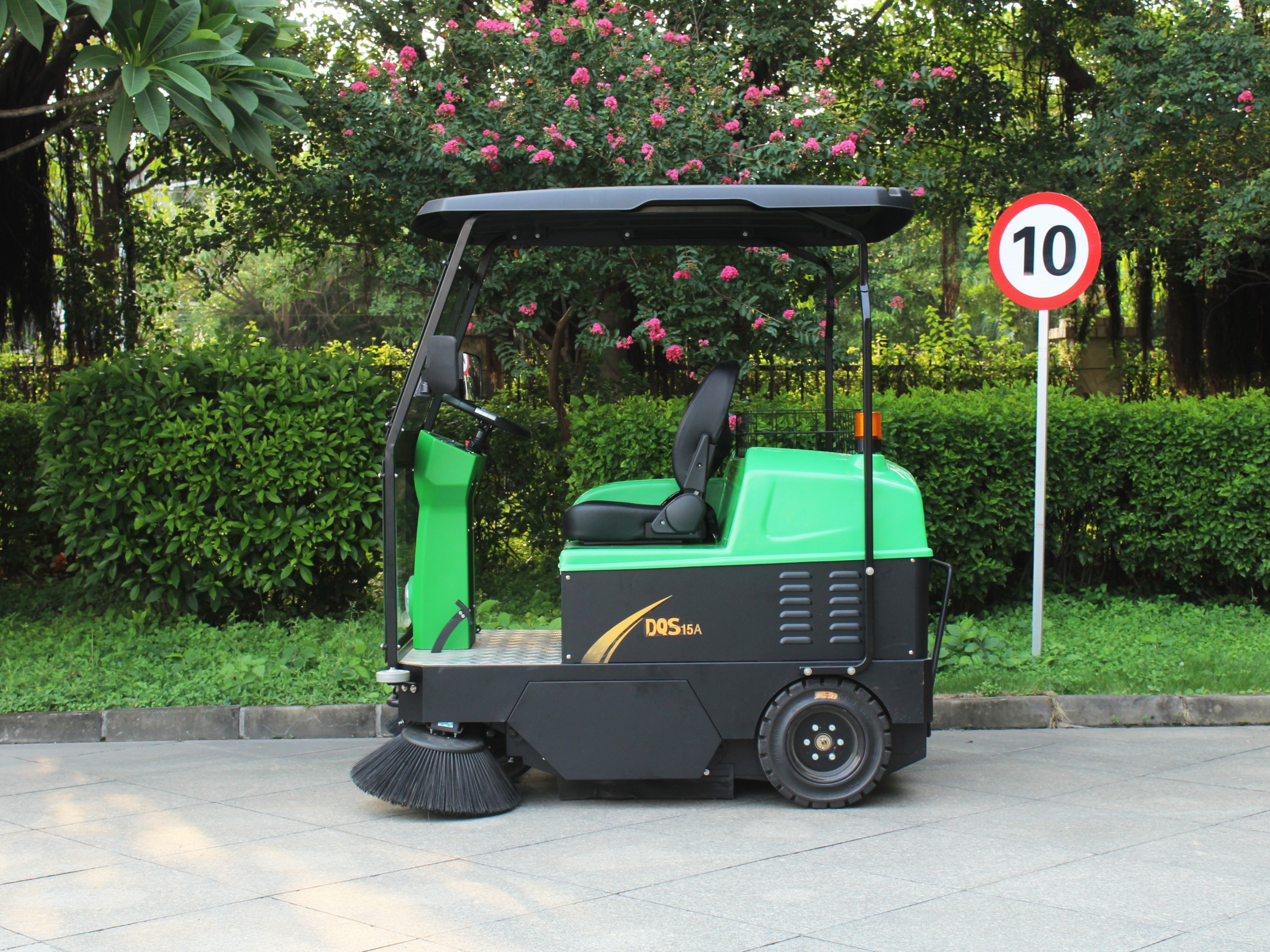 駕駛式掃地車DQS15A