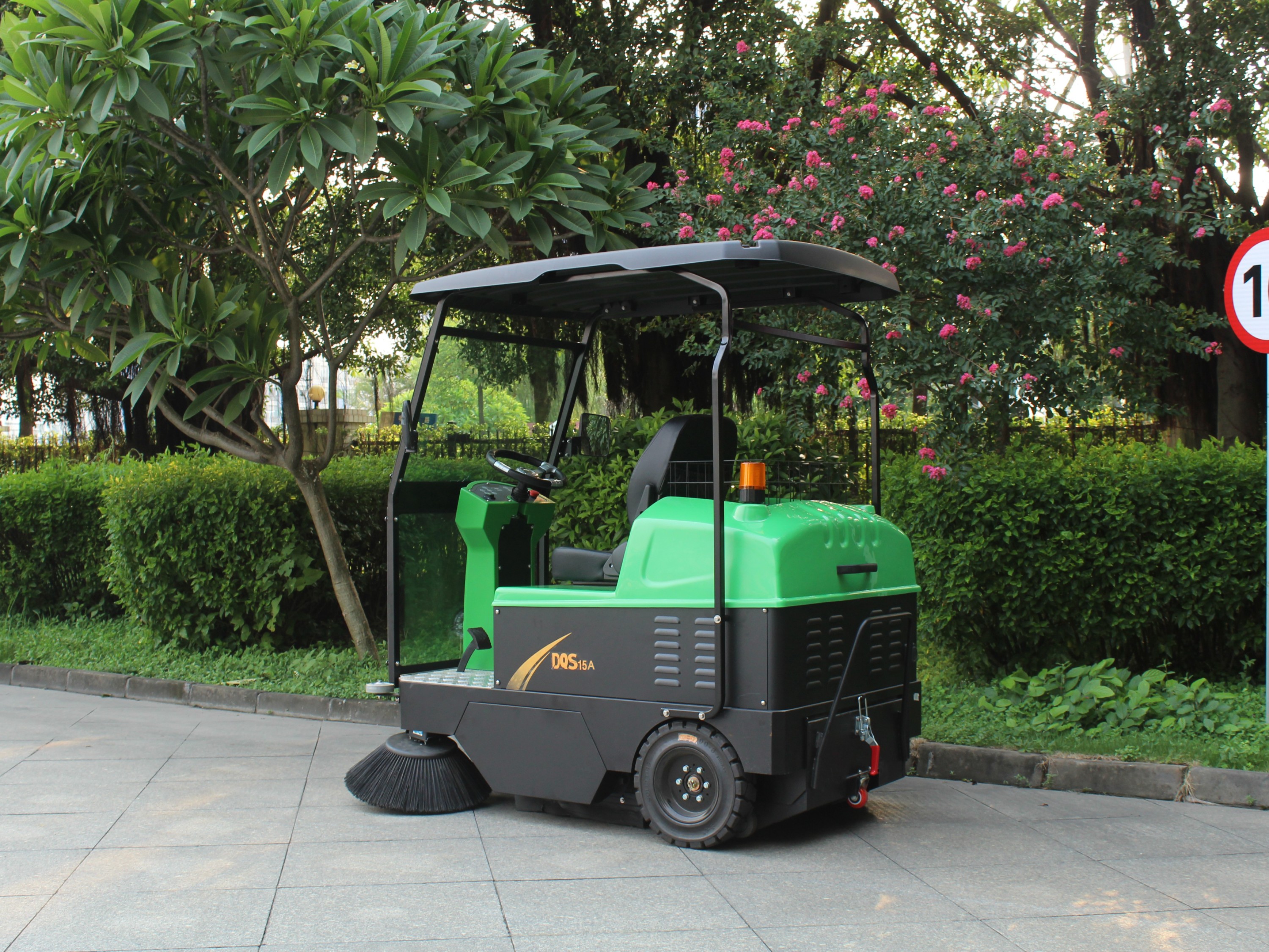 駕駛式掃地車DQS15A