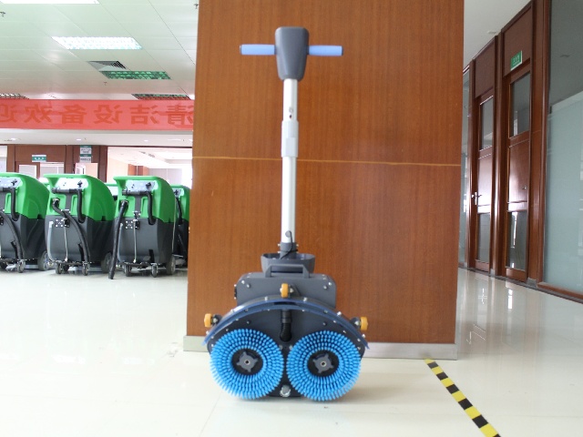 駕駛式洗地機