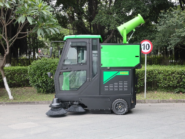 駕駛式電動掃地機